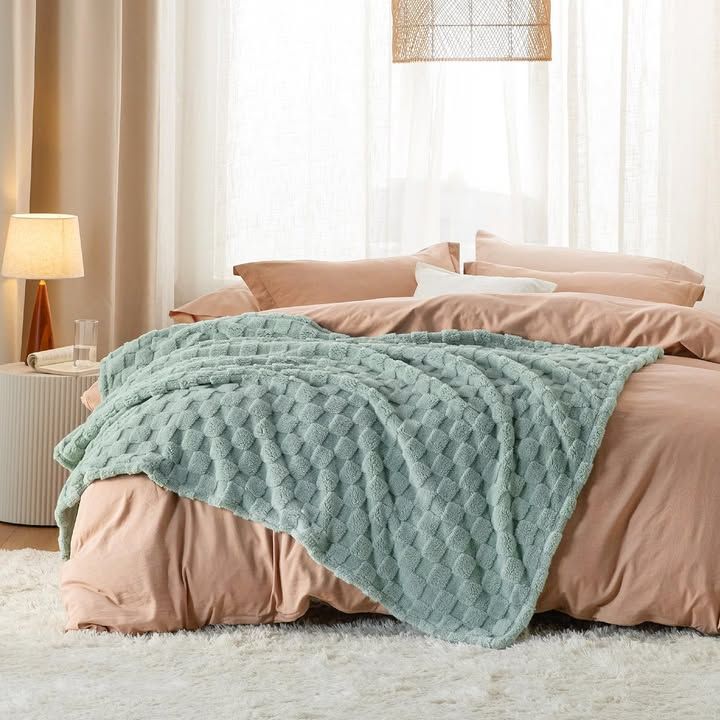 Bedsure Checkered Fleece Throw Blanket Lightweight Sage Green 127x152cm
