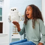 Wizarding World, Enchanting Hedwig Interactive Harry Potter Owl with Over 15 Sounds and Movements and Hogwarts Envelope, Kids Toys for Ages 5 and up